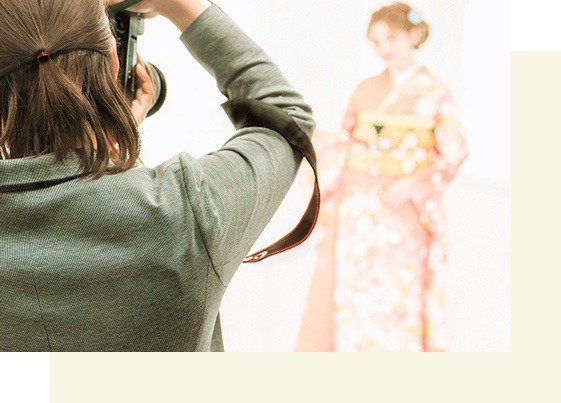 撮影は京都さがの館の振袖取り扱いショップ併設の前撮り専用スタジオで実施！