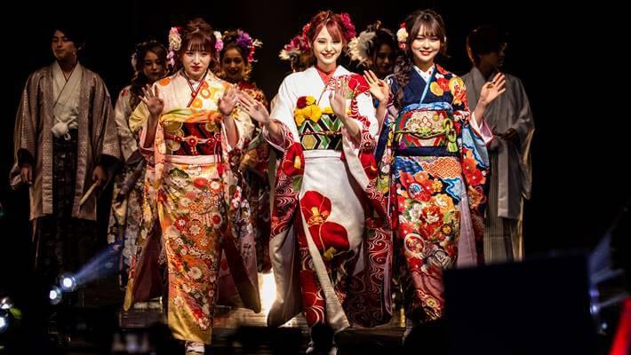 京都さがの館の振袖を着たmiuちゃんとさくらちゃん達