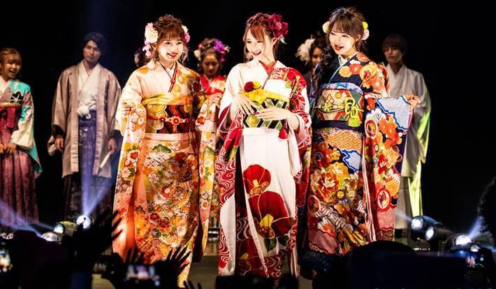 ファッションリーダーズで京都さがの館の振袖を着たmiuちゃんとsakuraちゃん達