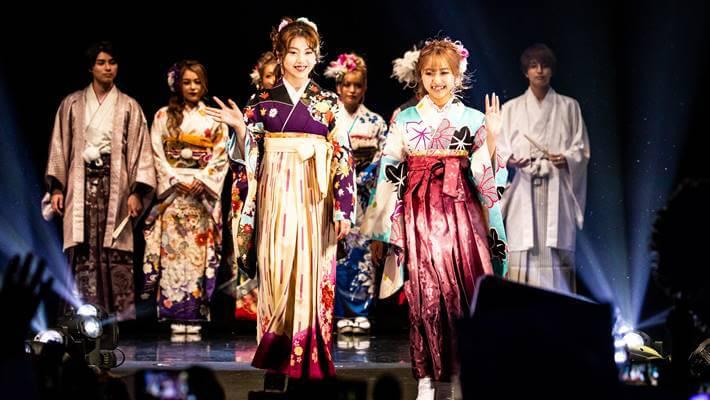 ファッションリーダーズで京都さがの館の二尺袖の袴を着た女性モデル達