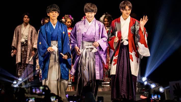 ファッションリーダーズのランウェイで京都さがの館の男袴を着用している男性モデル達