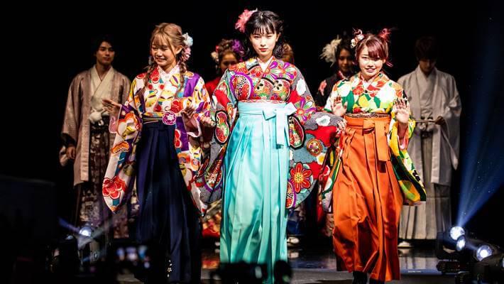 なんばのファッションリーダーズで京都さがの館の華やかな袴スタイルを披露している女性モデル達