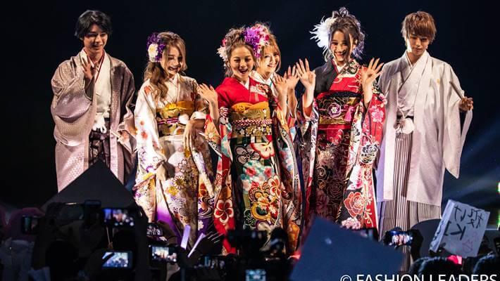 華やかに着飾った女性モデルと男性モデル達がファッションリーダーズで京都さがの館のランウェイを歩いている画像