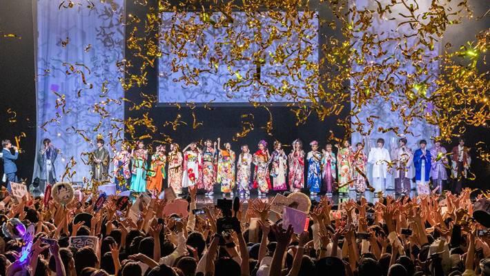 京都さがの館FASHION LEADERS 2019のフィナーレで紙吹雪が飛んでいる画像