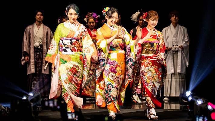 お茶目なめがねちゃんがファッションリーダーズで京都さがの館の振袖を披露している画像