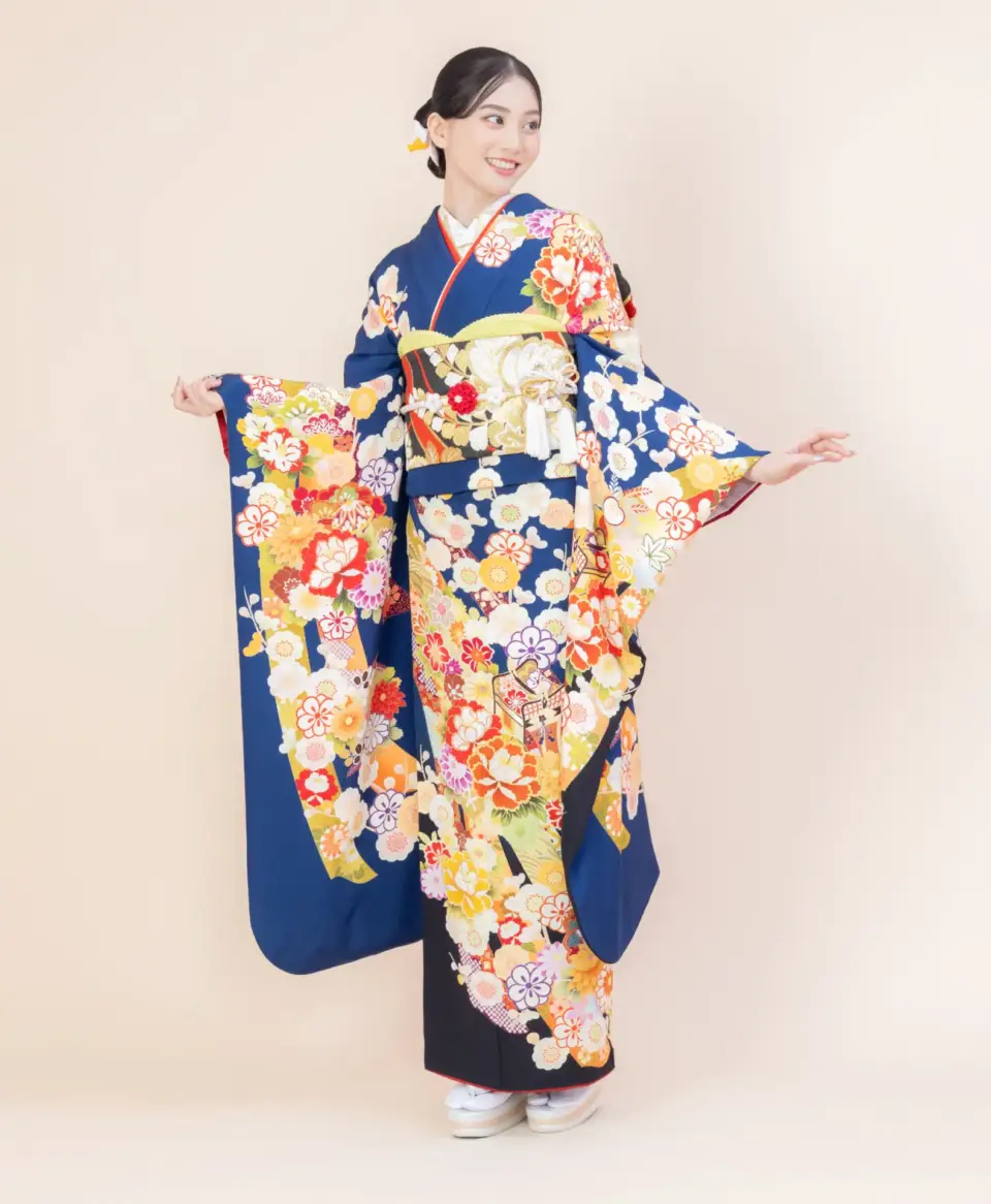 ゴールドに色鮮やかな刺繍がワンポイント。着物との相性もばっちりです。