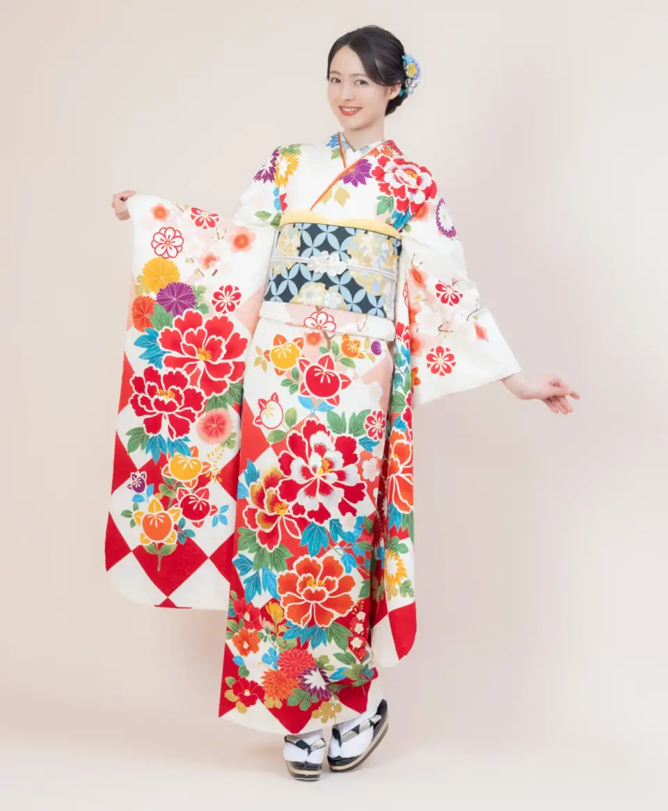 クリーム地の爽やかさは顔周りを華やかに魅せます。