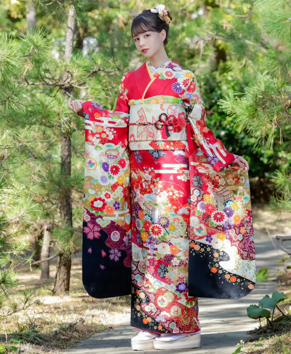吉祥文様が華やかさを引き立たせます。