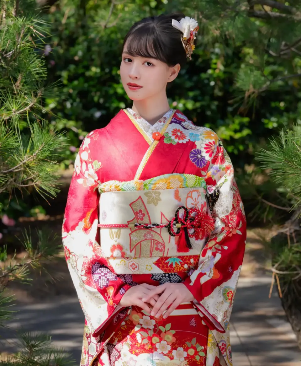 シンプルな帯を合わせ、華美になりすぎずまとまりのある振袖コーディネートに。