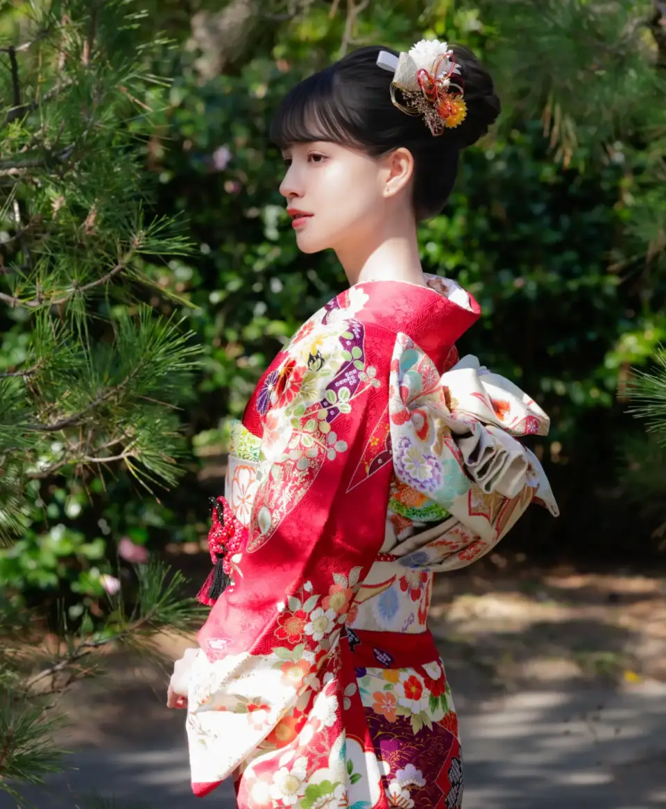 吉祥文様が華やかさを引き立たせます。