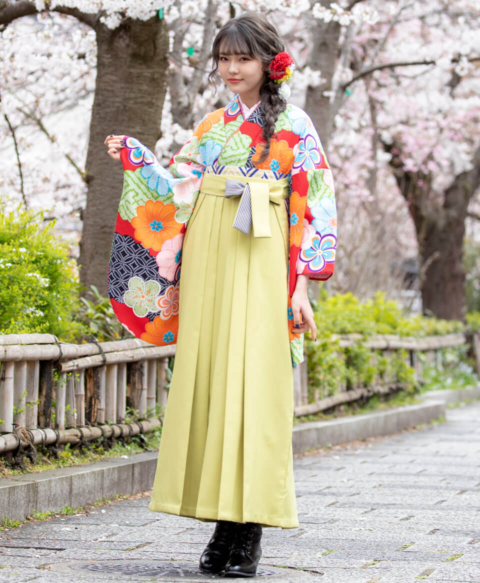 鮮やかなモスグリーンの袴が全体をより明るい印象に。