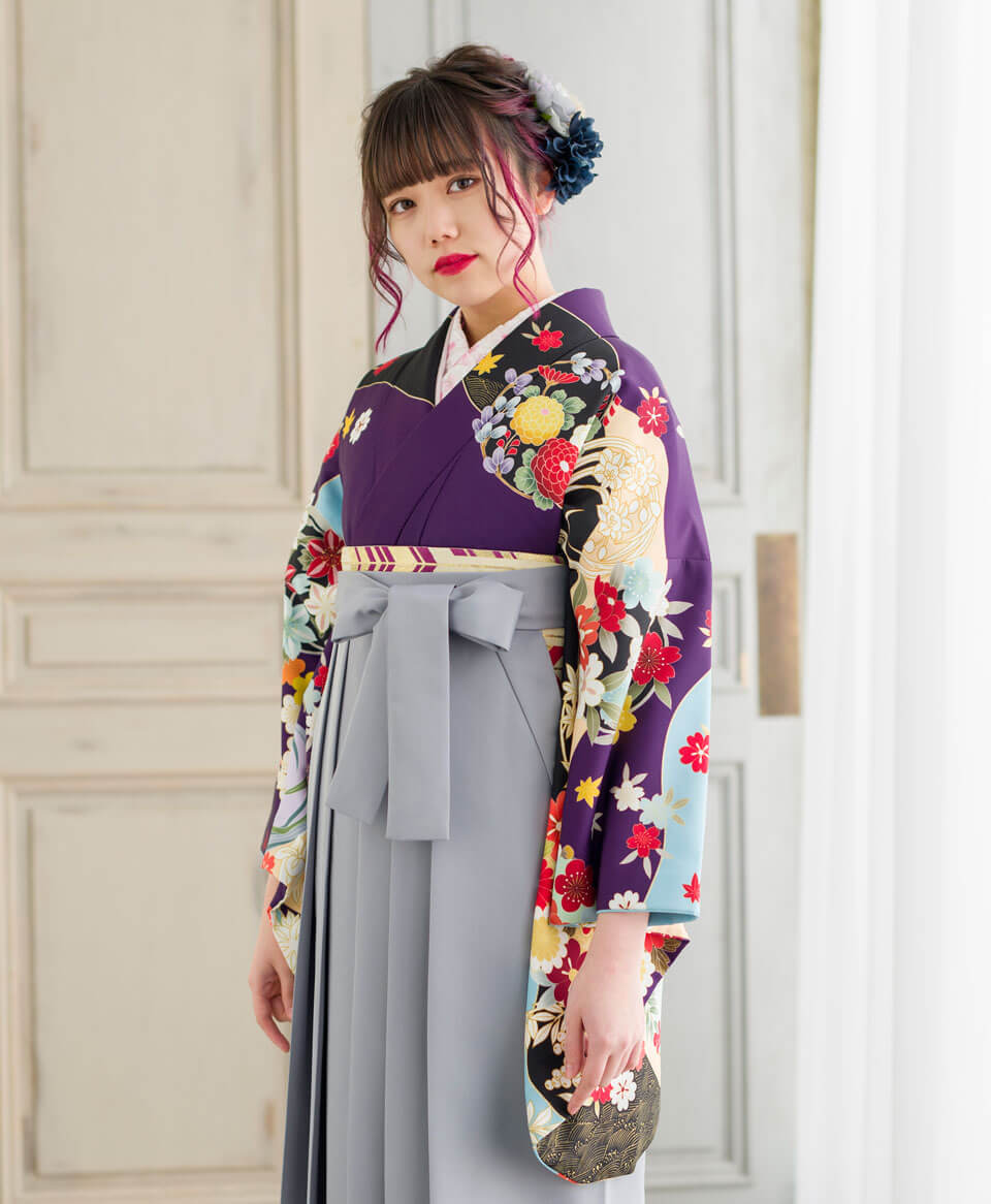 卒業式で女性らしい気品を感じさせる紫色の袴コーディネート。