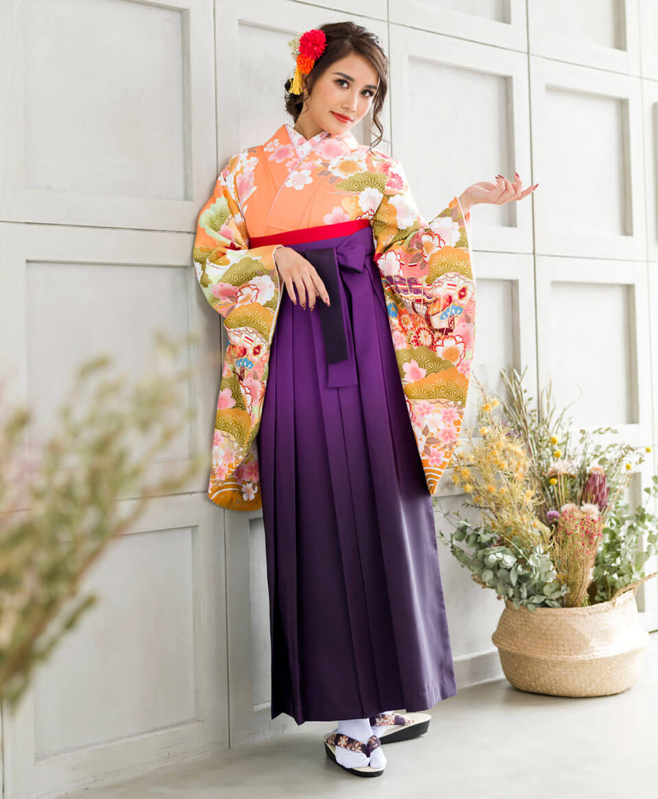 上品な紫の袴と古典柄の着物を合わせてみました。