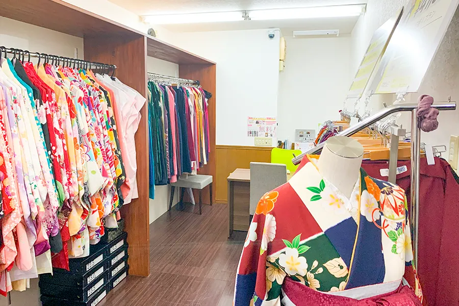 卒業式袴レンタルなら大阪吹田市の京都さがの館関大前店