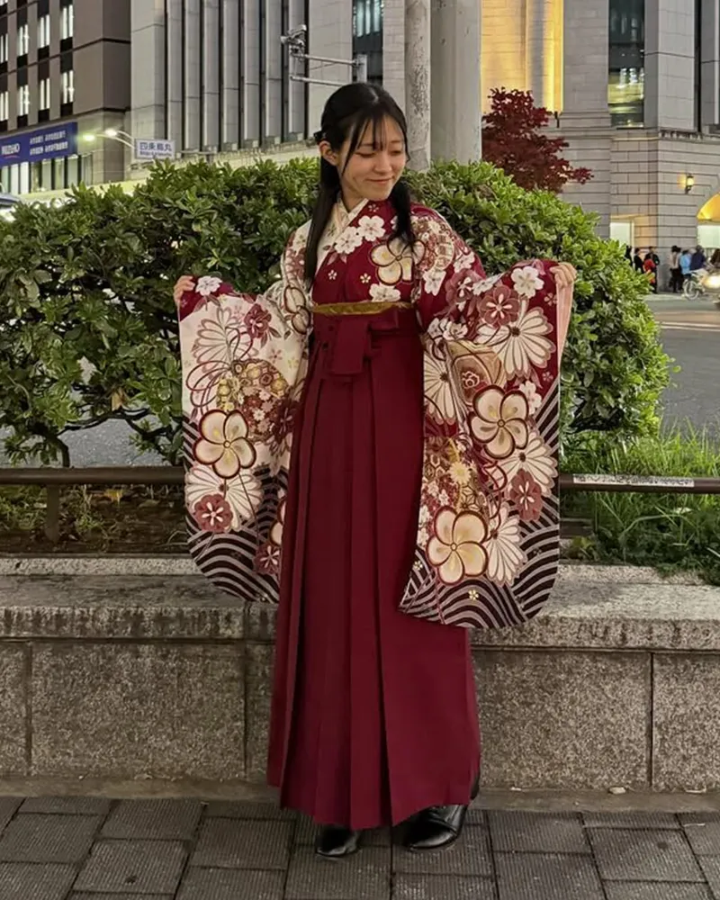 卒業式袴レンタルの京都さがの館四条本店に勤めるスタッフのコーディネート