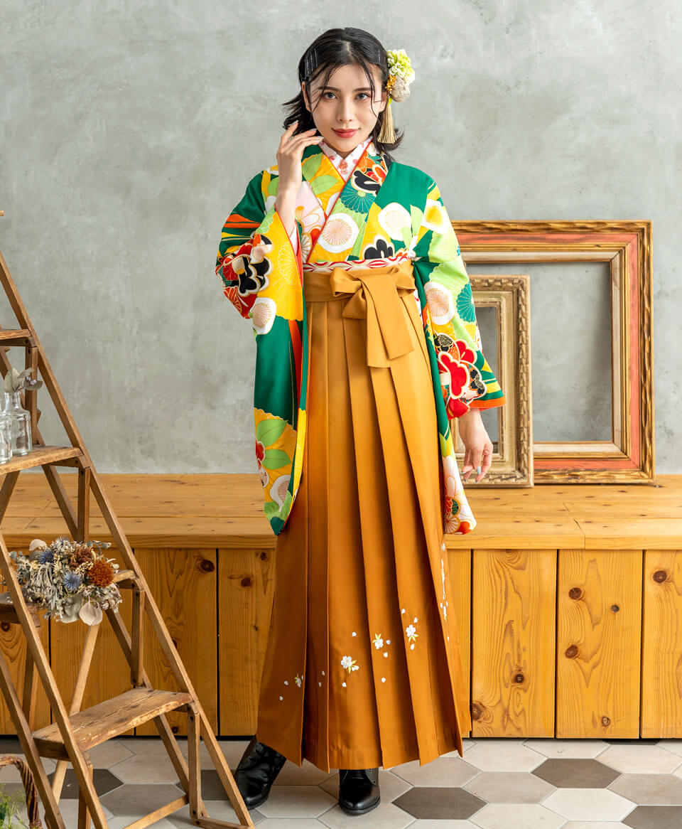 着物「緑に菊椿」と袴「キンチャボカシ斜め刺繍」