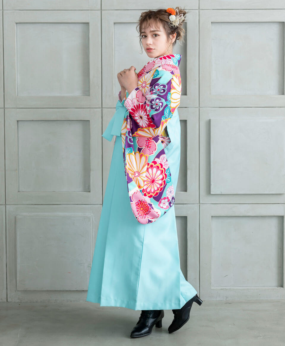 「着物：ムラサキ桜と菊」と「袴：エメラルドブルー」