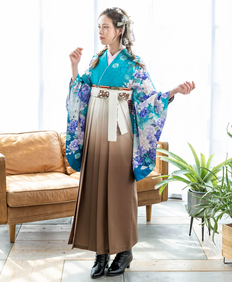 モダンな印象の水色と茶色の卒業式のレンタル袴