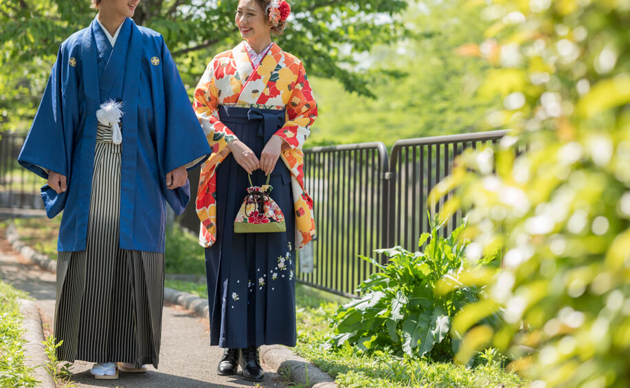 卒業式に紋付袴をレンタルする男性