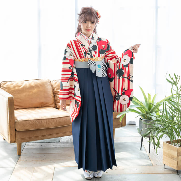 片袖を見せる袴姿の女性