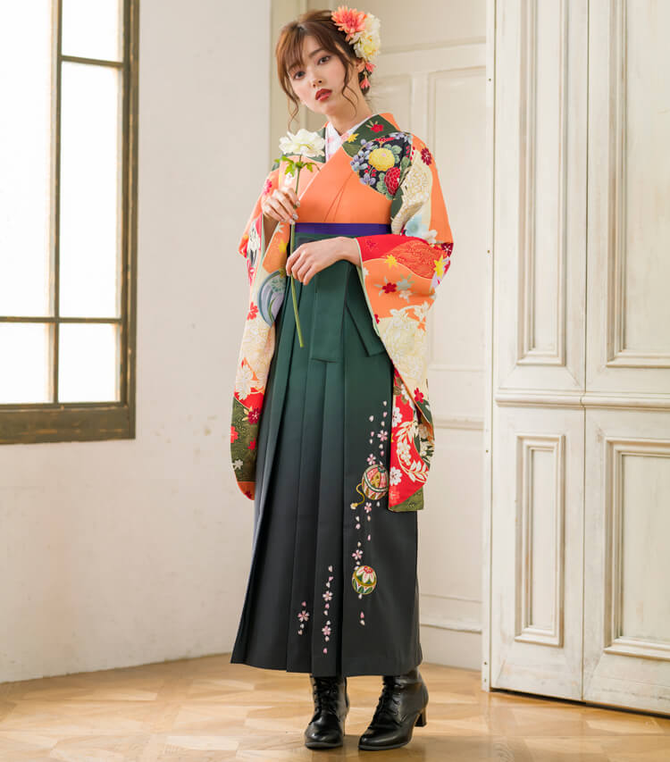 袴の刺繍を見せる女性