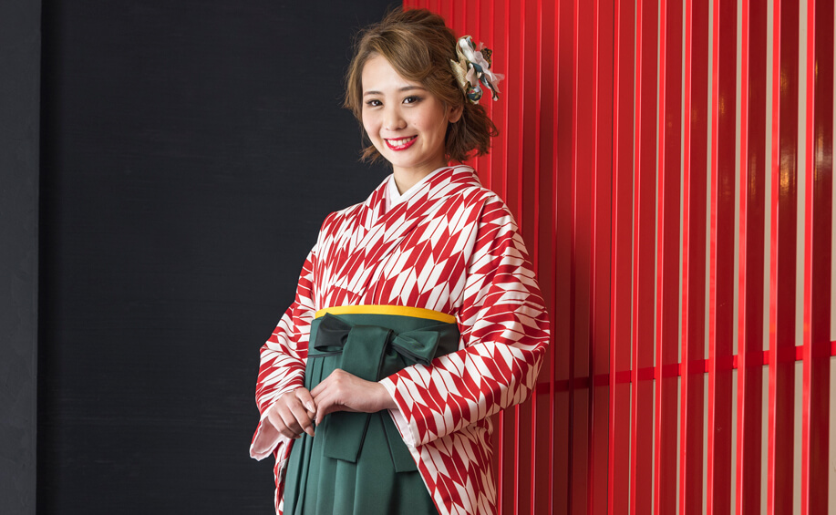 京都さがの館の赤と白の矢絣柄のレンタル袴