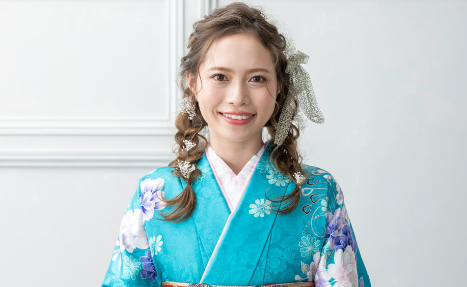 卒業式で笑顔を作る袴姿の女性