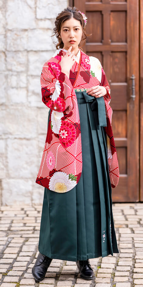 京都さがの館でレンタルできる赤色の卒業式袴