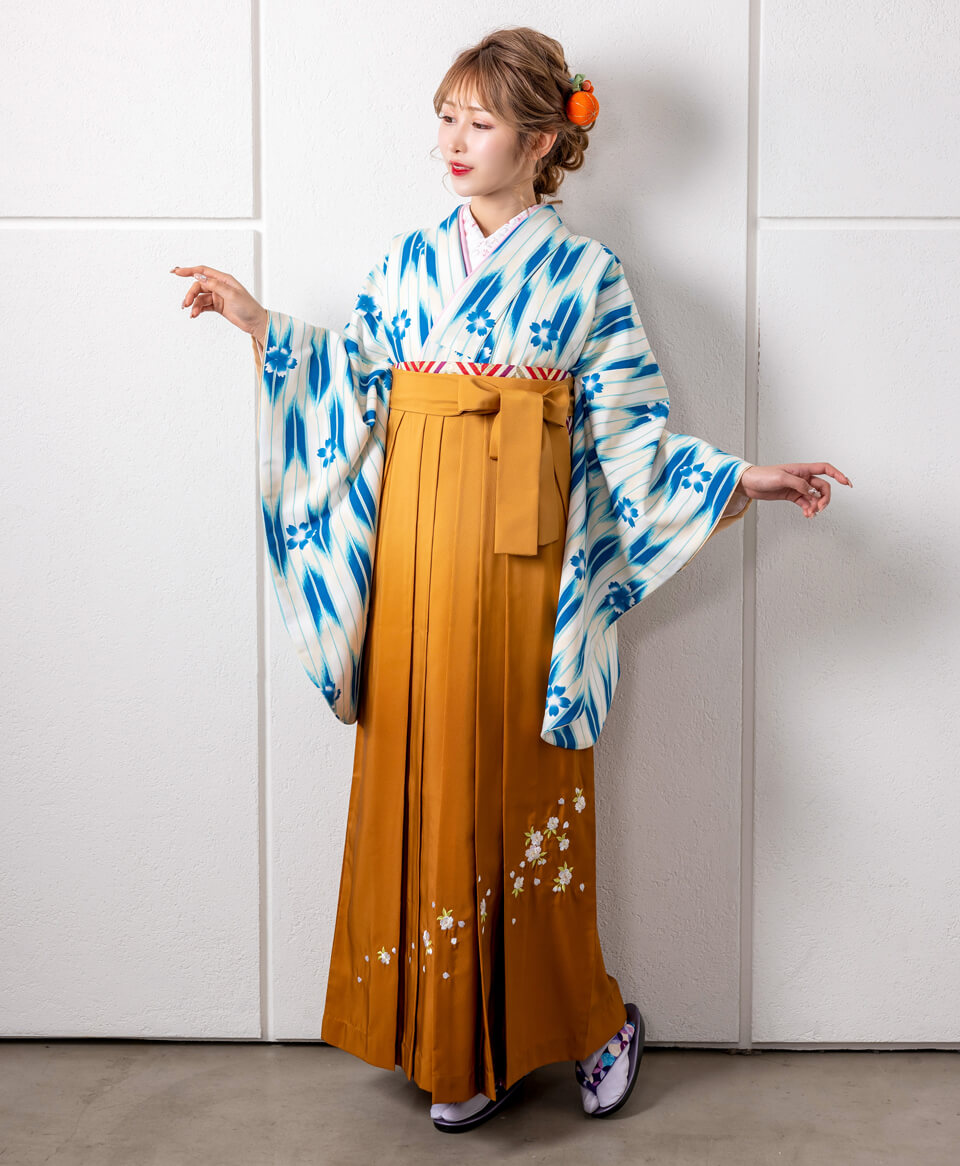 着物「ブルー矢がすり桜」と袴「キンチャボカシ斜め刺繍」