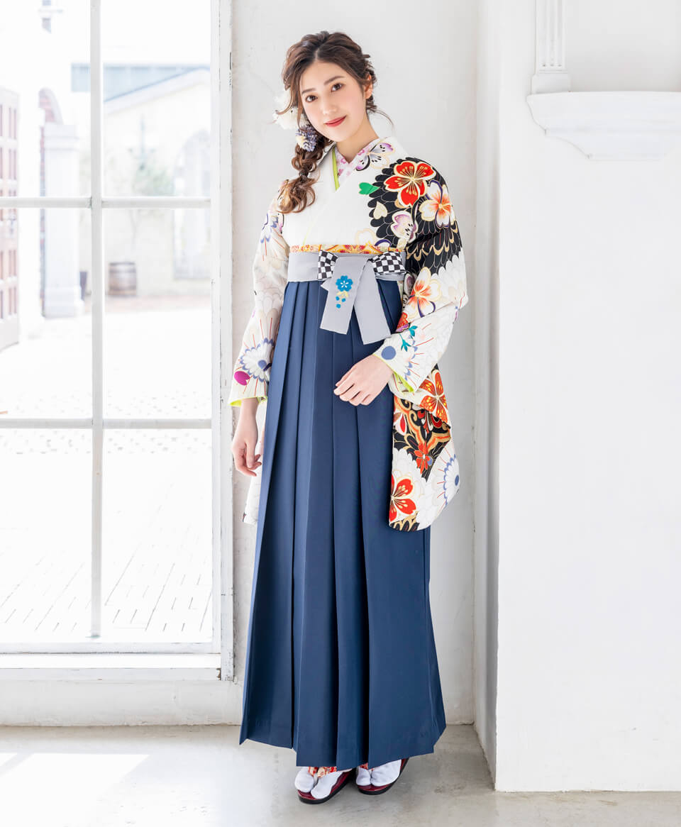 着物「白地大菊と桜に藤」と袴「コン紐格子サクラ刺繍」