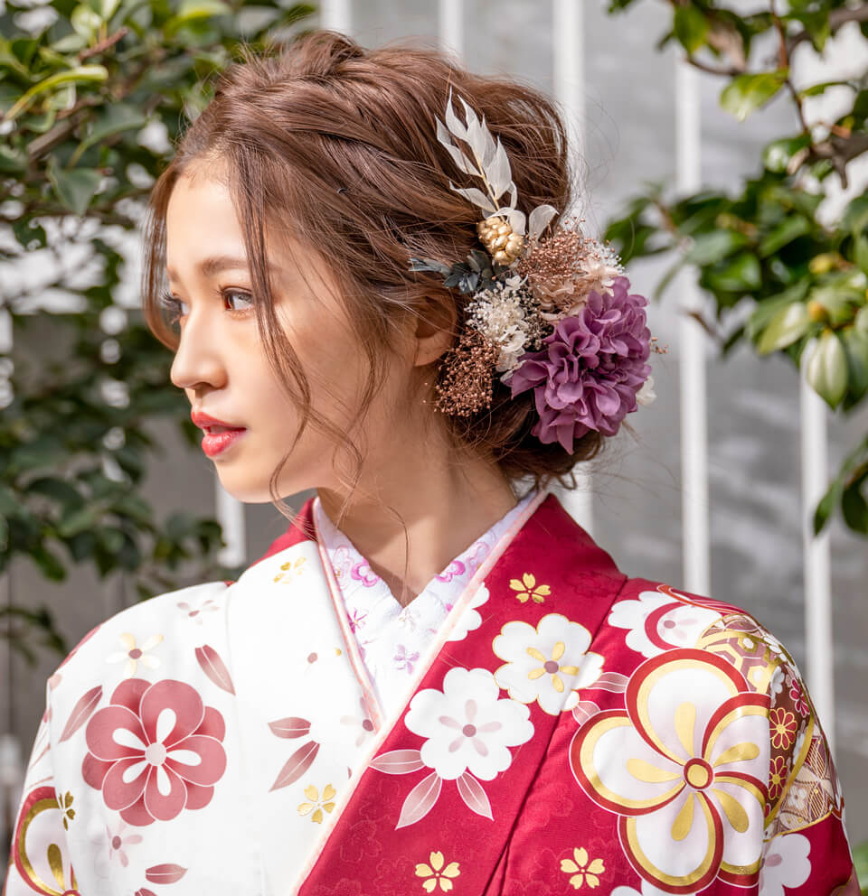 袴姿で髪をアップにした女性