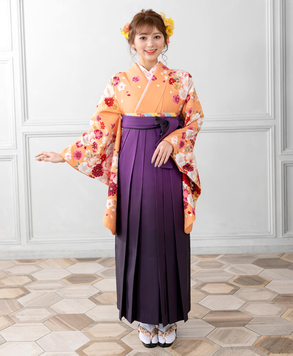 着物「オレンジにラメ桜」と袴「ムラサキボカシ」