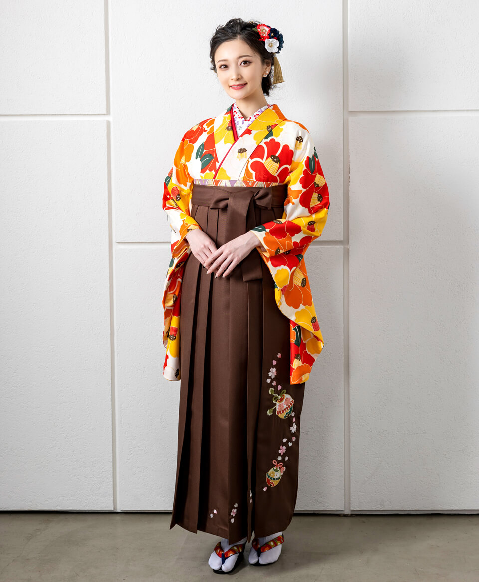 着物「オレンジ×赤椿」と袴「チャイロ鈴桜」