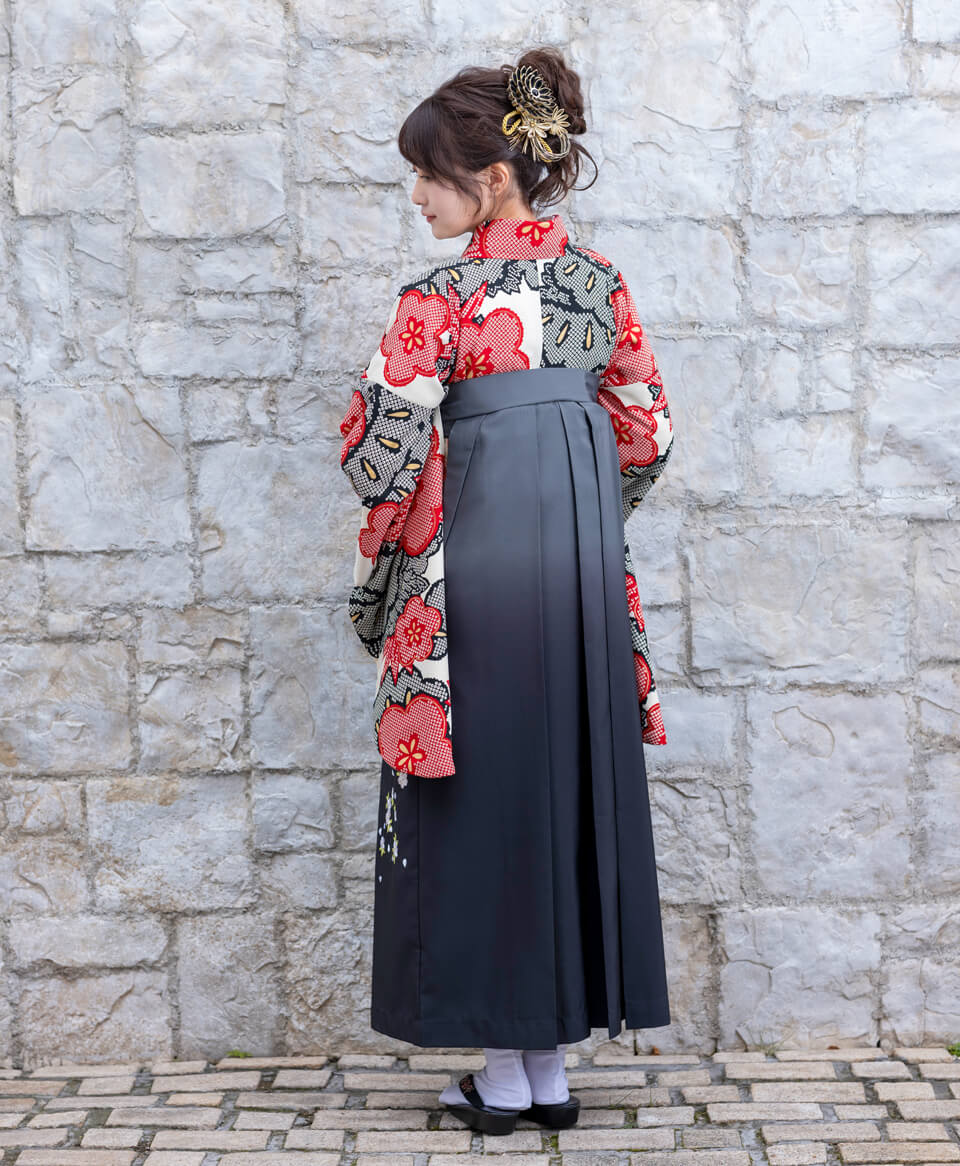 流行の古典柄・松竹梅が絞りで表現された卒業式のレンタル袴。