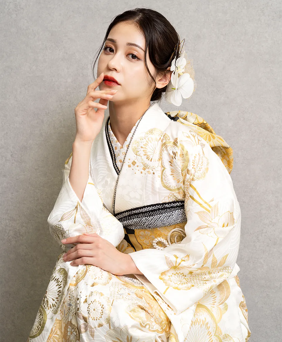 成人式のレンタル振袖にドライフラワーの髪飾りを合わせた女性