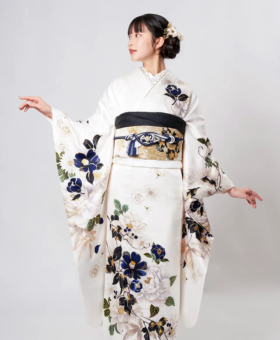 シンプルな振袖に似合うドライフラワーの髪飾りを合わせたモデル