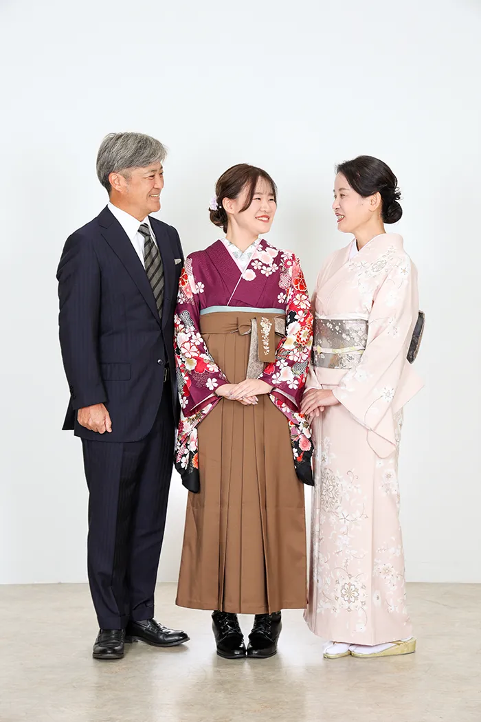 京都さがの館で卒業式の袴をレンタルされた女子大生とご家族のお母様とお父様