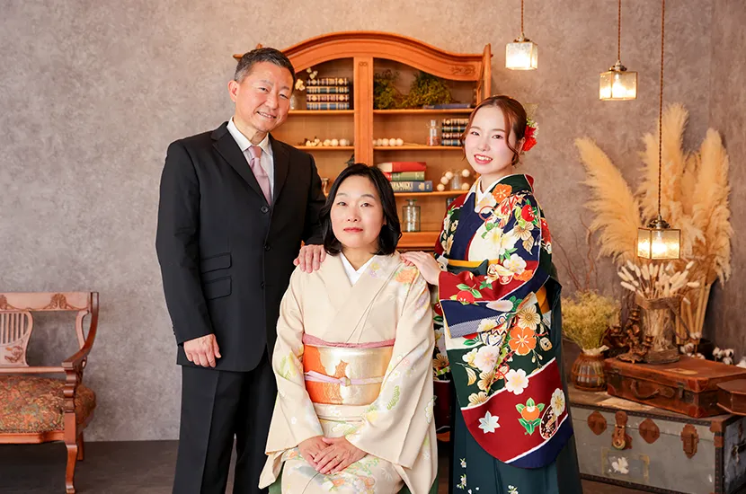 京都さがの館で卒業式の袴をレンタルされた女子大生とご家族のお母様とお父様