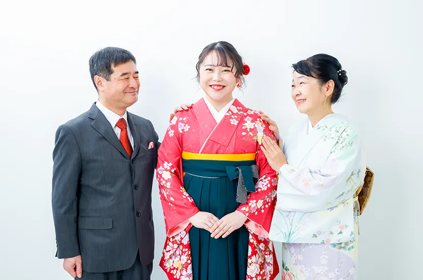 京都さがの館で卒業式の袴をレンタルされた女子大生とご家族のお母様とお父様