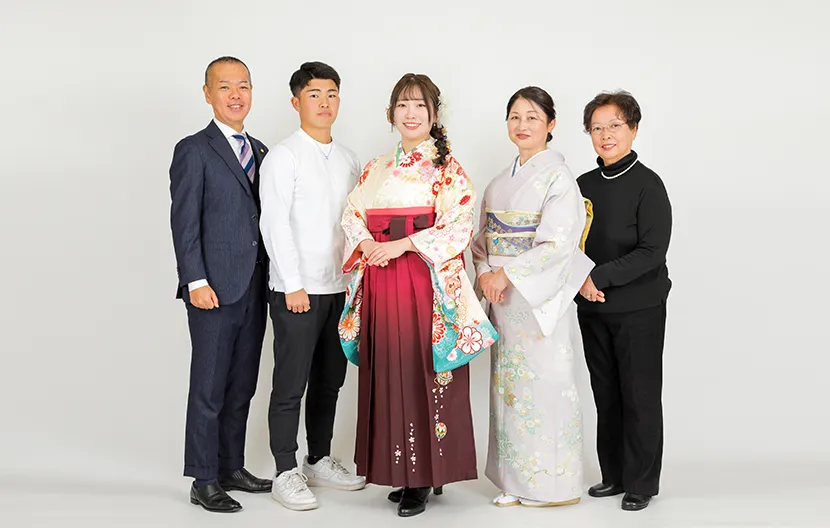 卒業式の前撮りは家族みんなで撮影