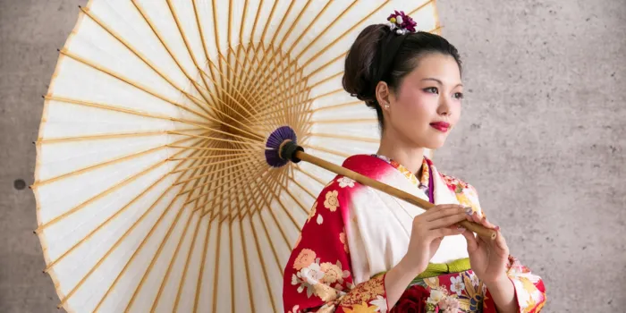 ピアスを付けた振袖姿の女性
