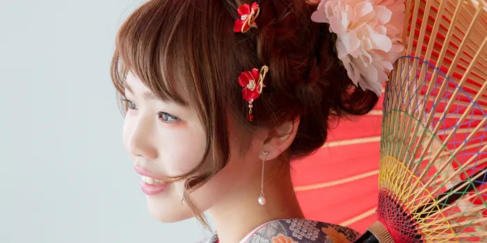ピアスを付けた振袖姿の女性