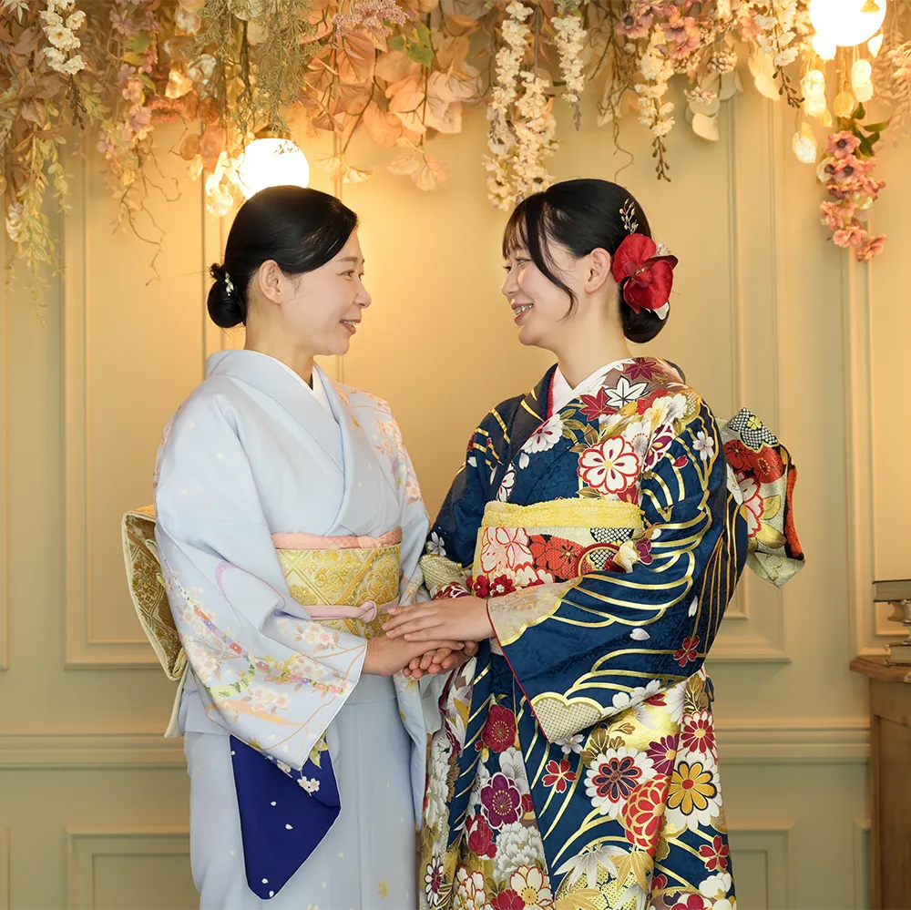京都さがの館で成人式振袖レンタル・購入と前撮り撮影で家族写真を撮るお客様のお写真