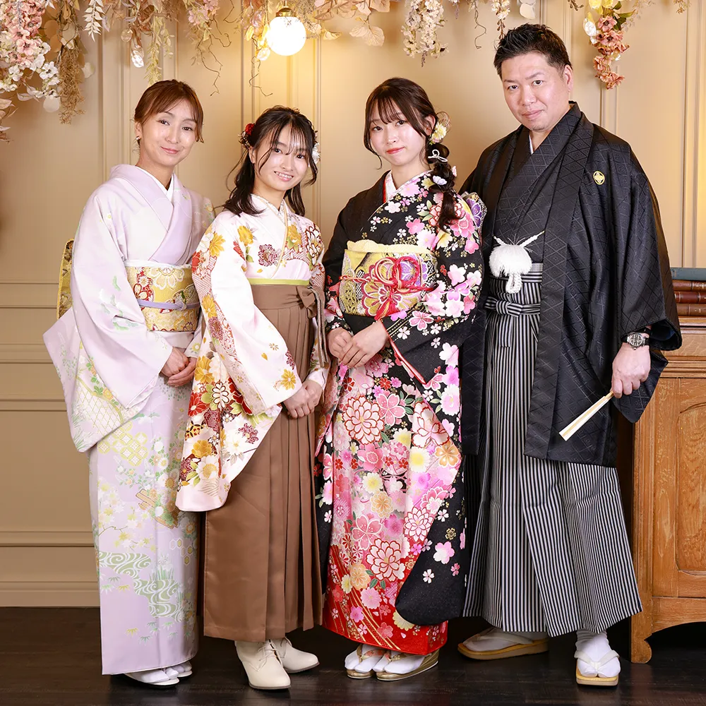 京都さがの館で成人式振袖レンタル・購入と前撮り撮影で家族写真を撮るお客様のお写真