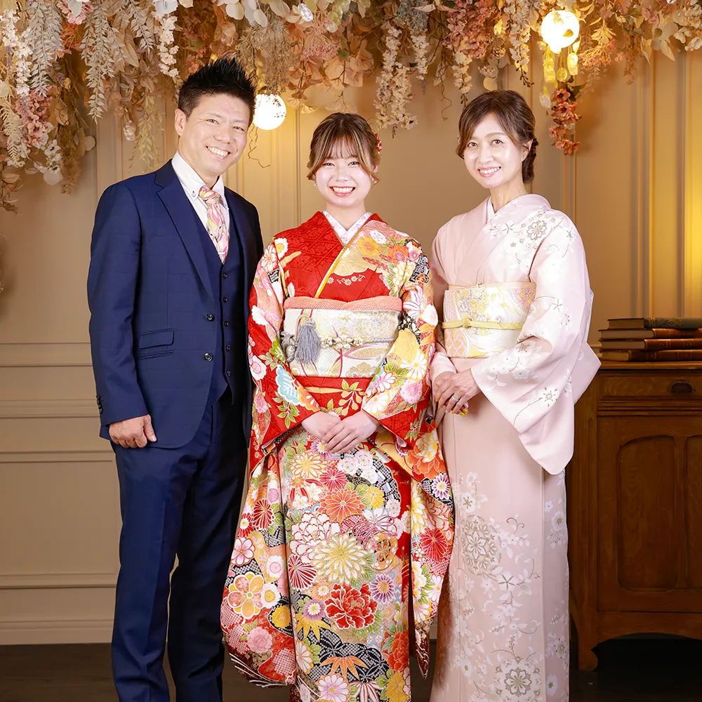 京都さがの館で成人式振袖レンタル・購入と前撮り撮影で家族写真を撮るお客様のお写真