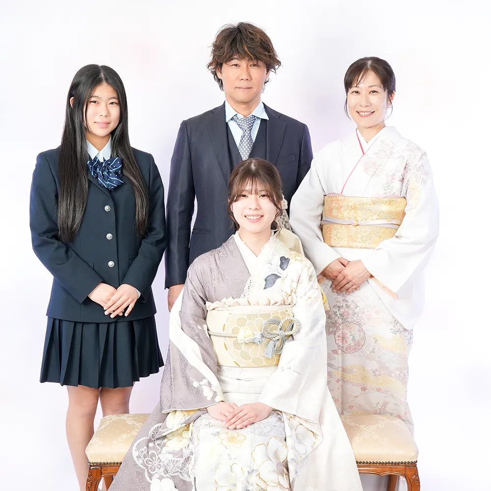 京都さがの館で成人式振袖レンタル・購入と前撮り撮影で家族写真を撮るお客様のお写真