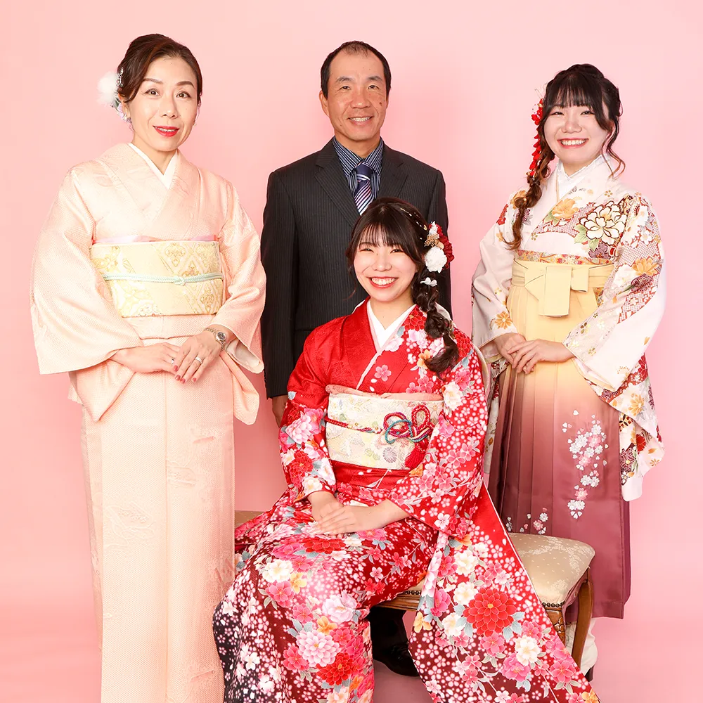 京都さがの館で成人式振袖レンタル・購入と前撮り撮影で家族写真を撮るお客様のお写真