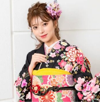 京都さがの館でレンタル・購入できる振袖(黒地手まりに洋花)