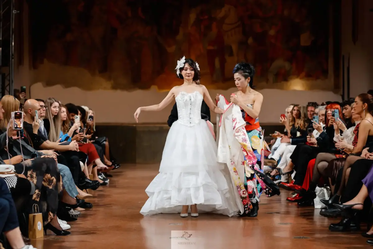 【衣裳提供】ミラノ&パリコレクションに京都さがの館の白色の振袖ドレス