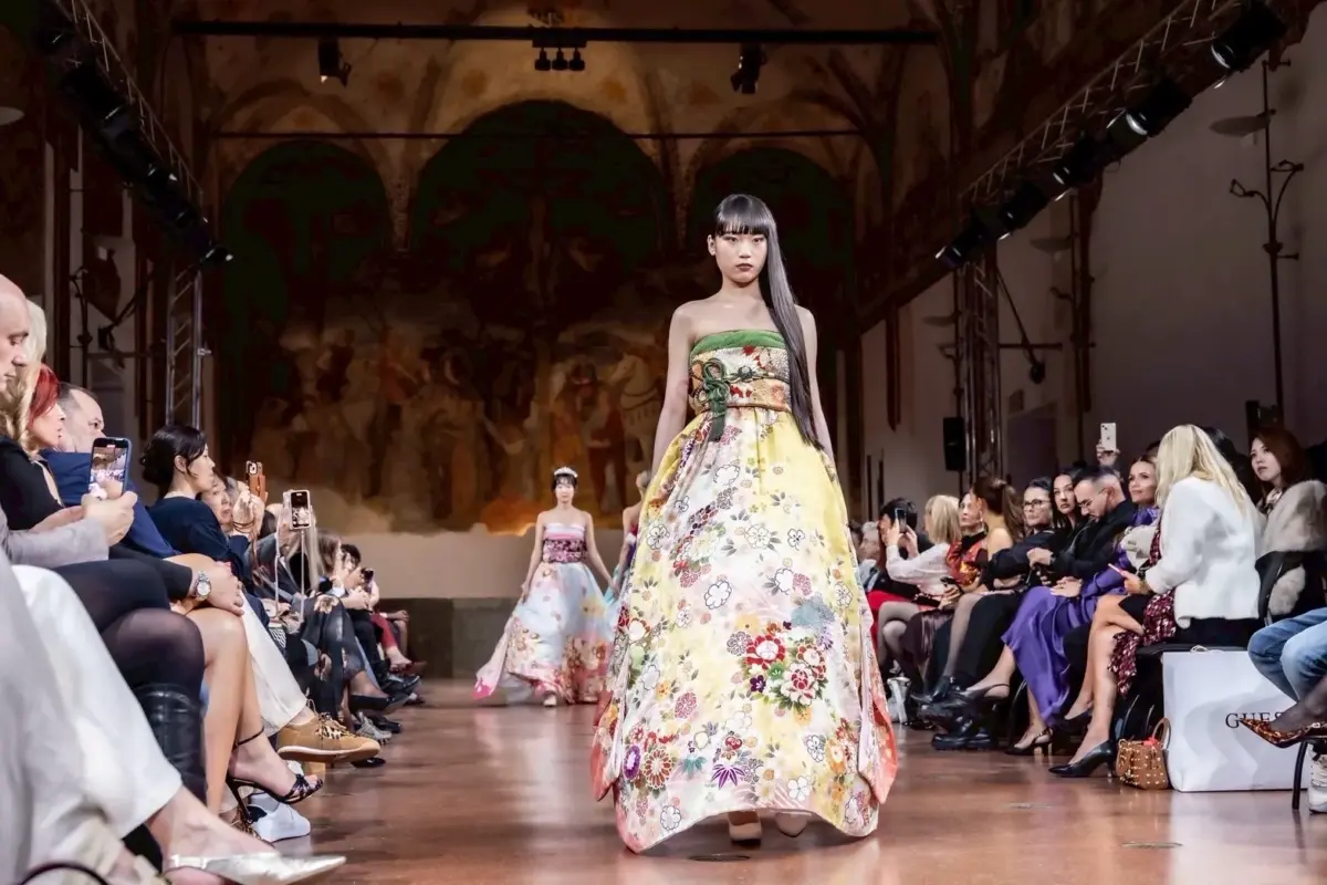 【衣裳提供】ミラノ&パリコレクションに京都さがの館の緑色の振袖ドレス